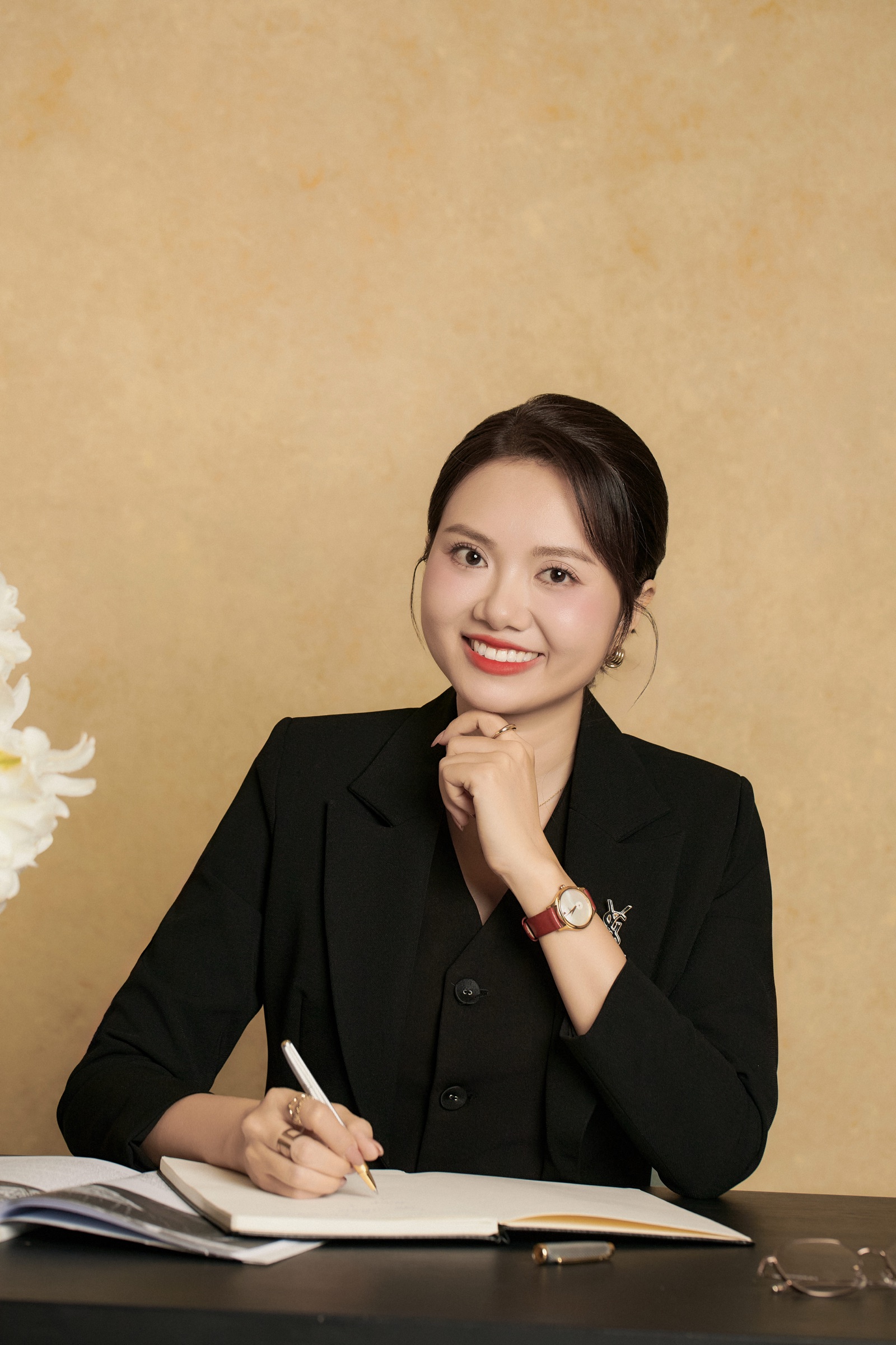 시그니처 프로필 — 01 — 사진 16 — 리더십, 권위, 비전 — Gạo Nâu Profile