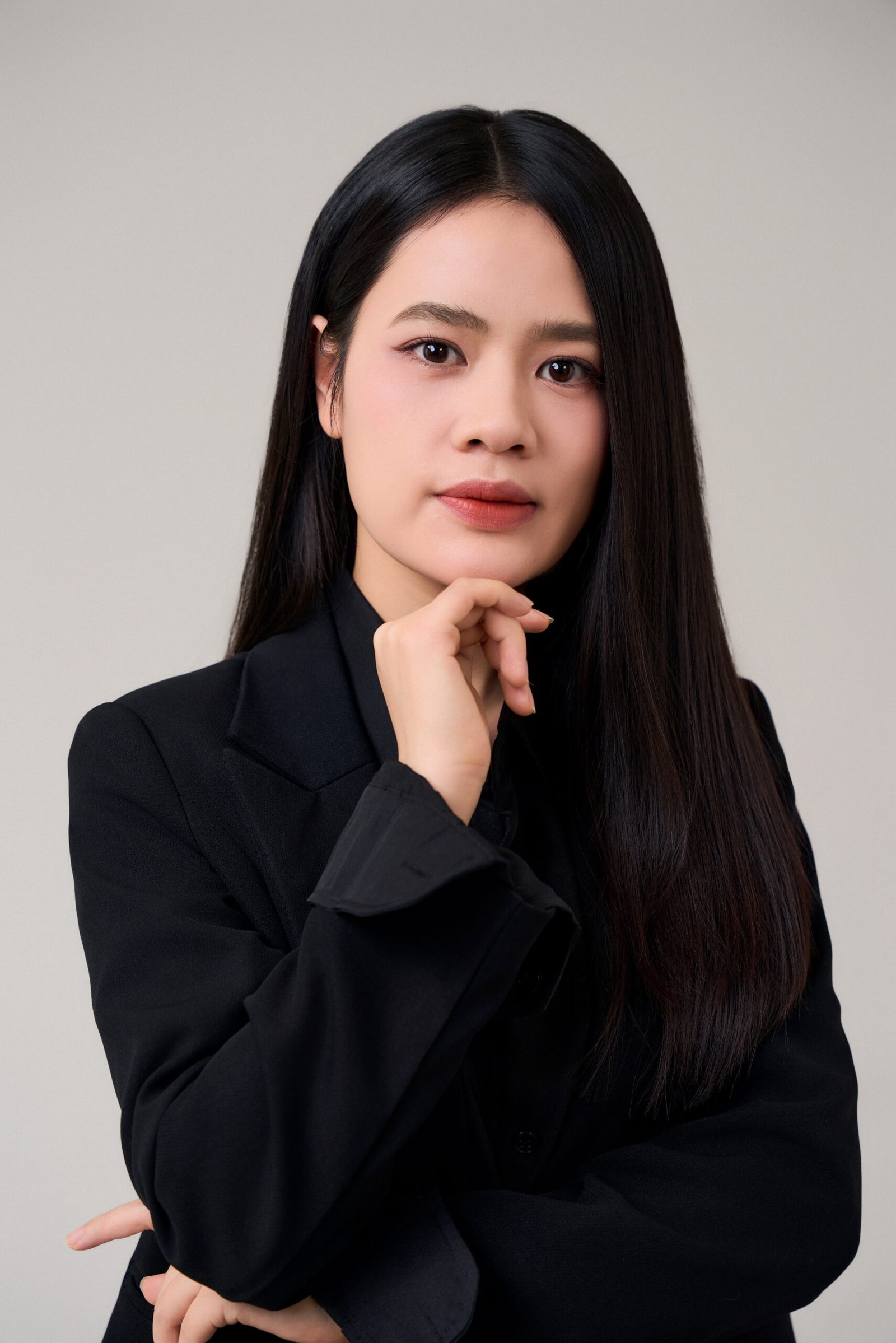 Premium Profile — 04 — photo 4 — Upscale, leadership, commanding — Gạo Nâu Profile