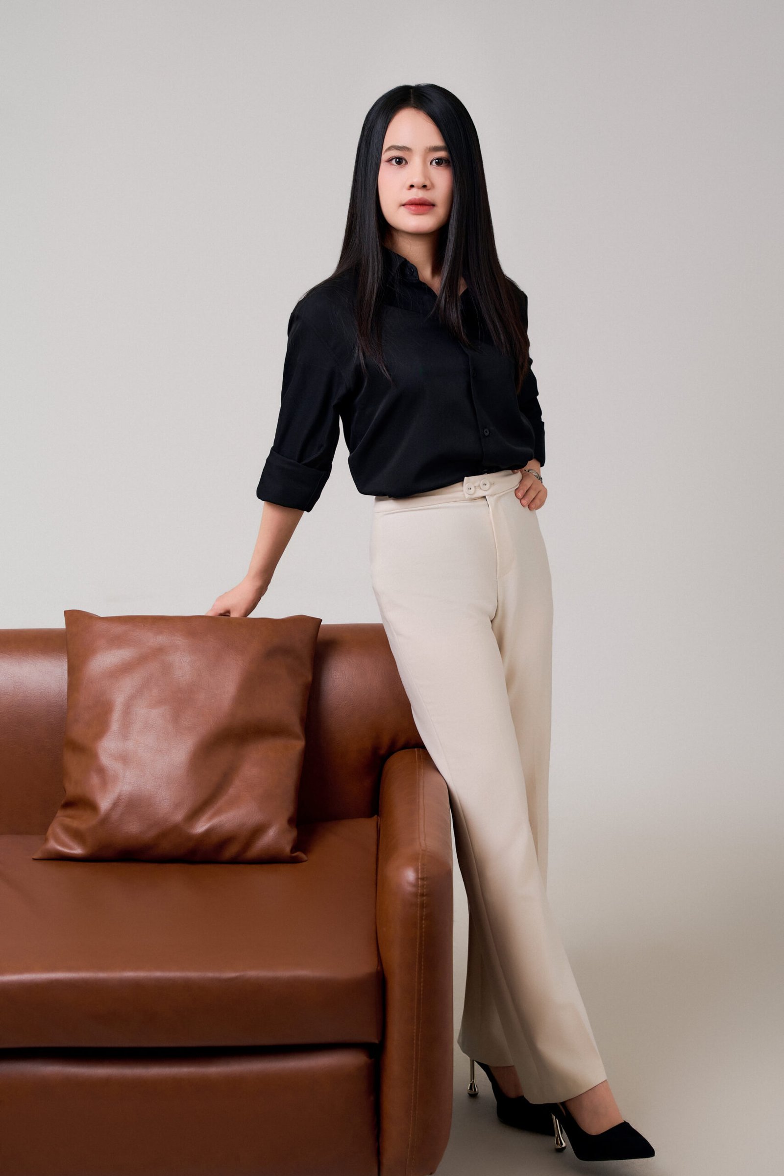 Premium Profile — 04 — photo 7 — Upscale, leadership, commanding — Gạo Nâu Profile