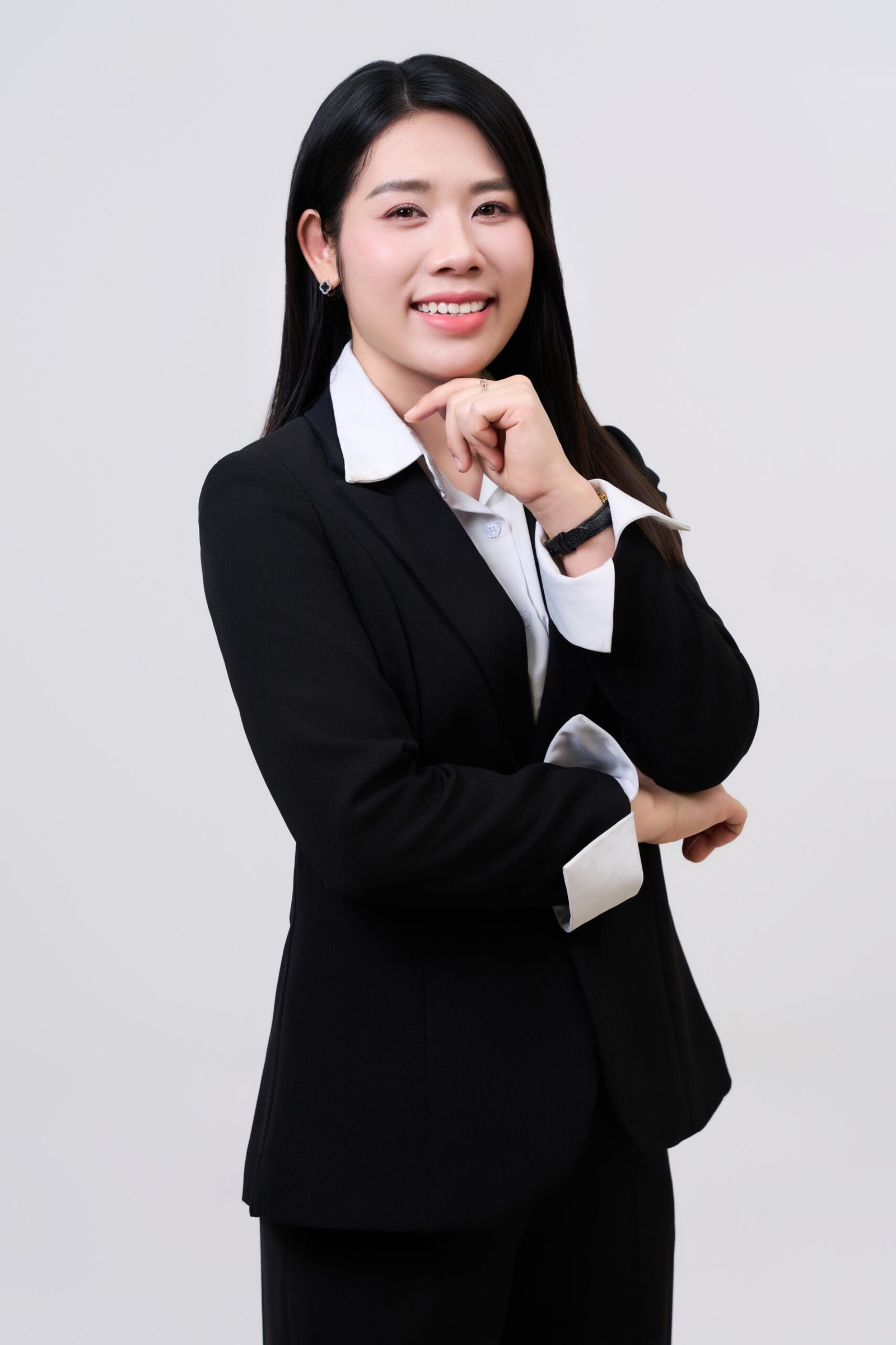 Basic Profile — 01 — photo 4 — Neutral, professional, bright — Gạo Nâu Profile