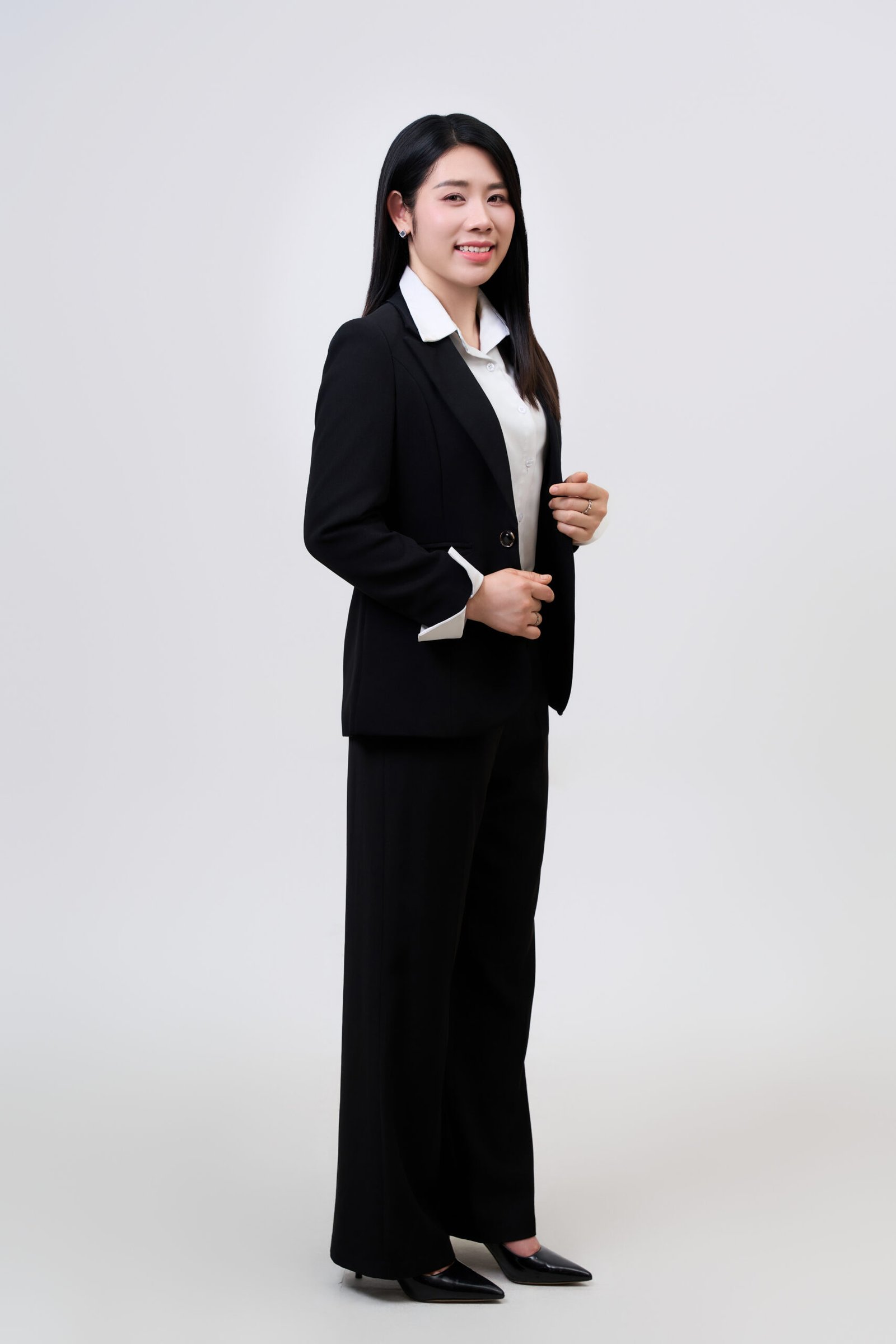 Basic Profile — 01 — photo 7 — Neutral, professional, bright — Gạo Nâu Profile