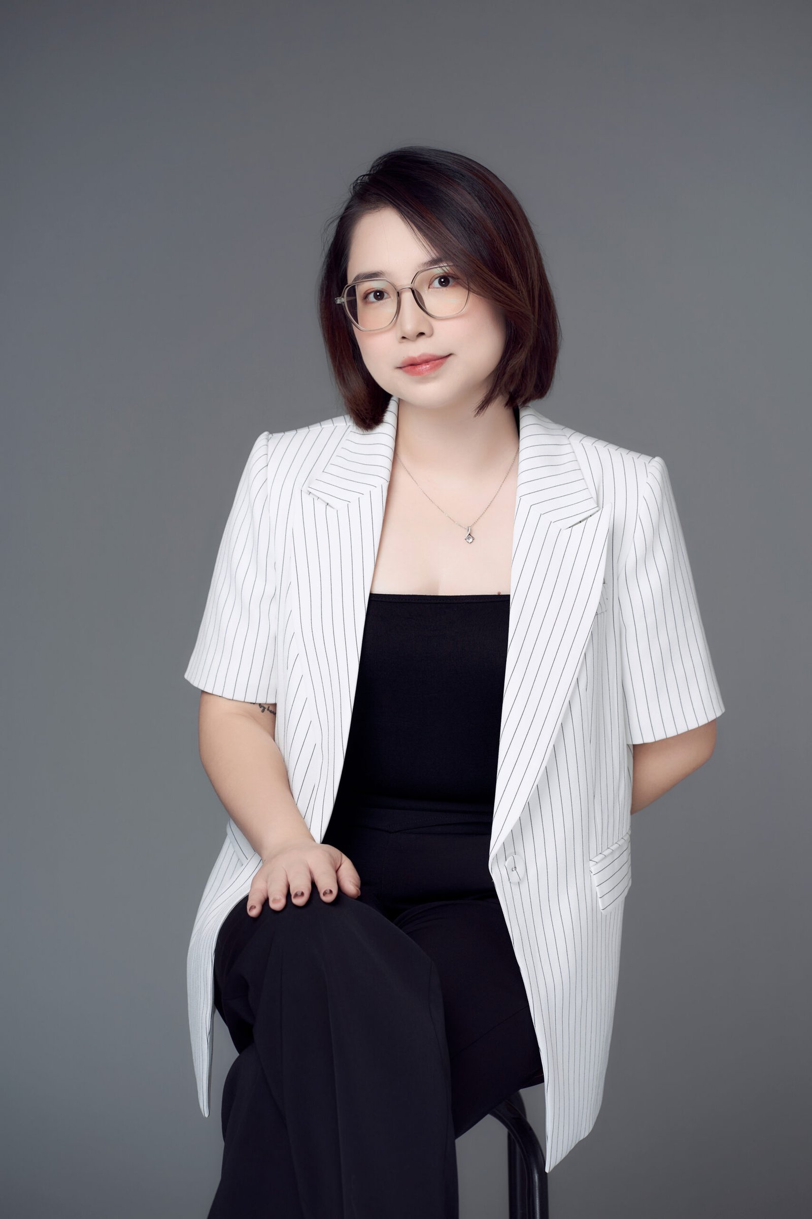 Ms Quyên — BluSaigon — 사진 8 — 리더십, 우아함, 클래스 — Gạo Nâu Profile