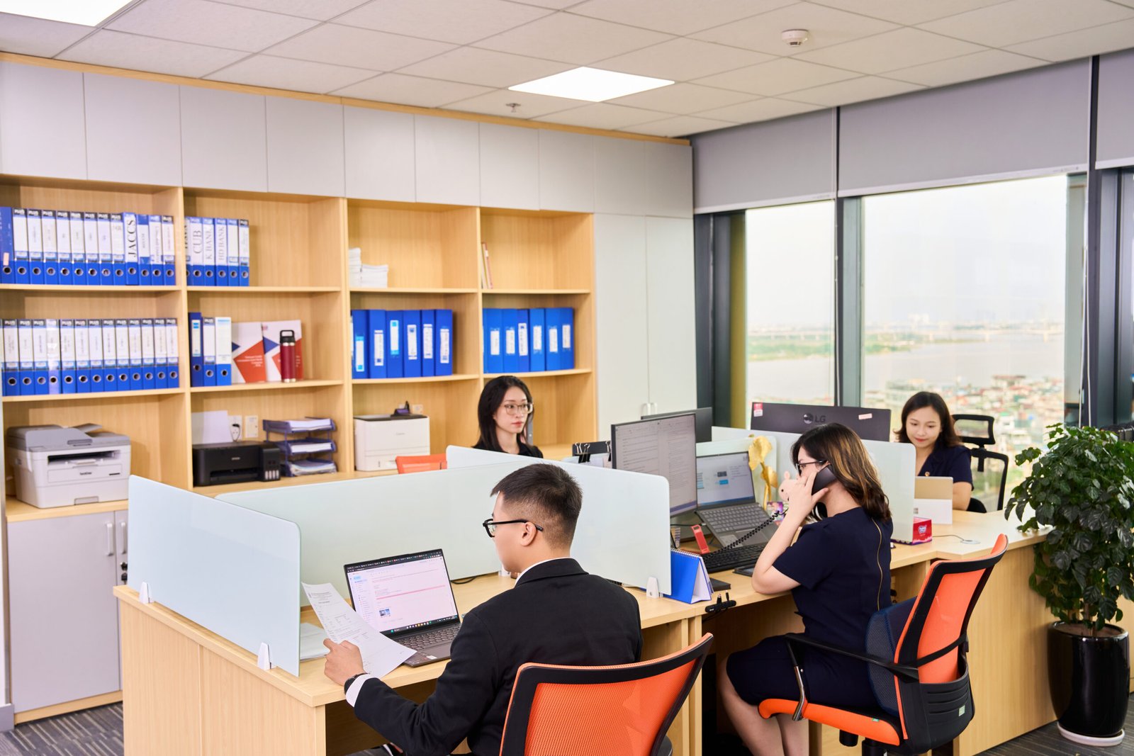 Corporate Office — 01 — photo 10 — Modern, open, professional — Gạo Nâu Profile